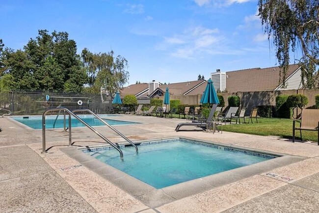 Building Photo - 2213 Camborne Dr