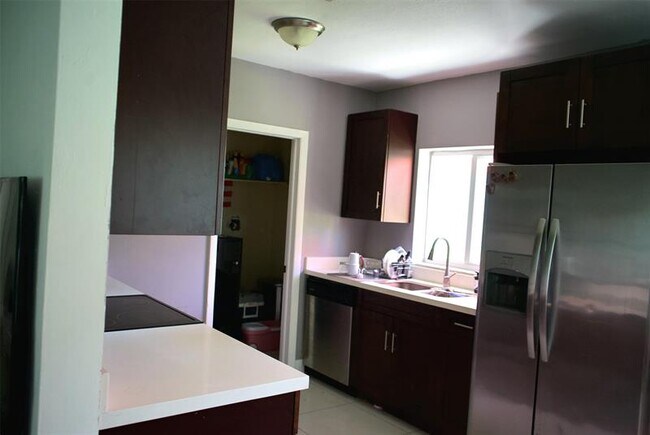 Building Photo - 11150 Peachtree Dr