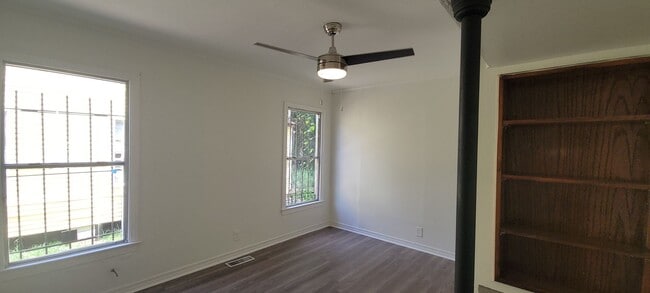 Building Photo - Amazing 4 bedroom/2 bath Two-story home wi...