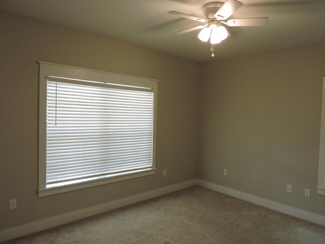 Building Photo - 124 Fairway Dr
