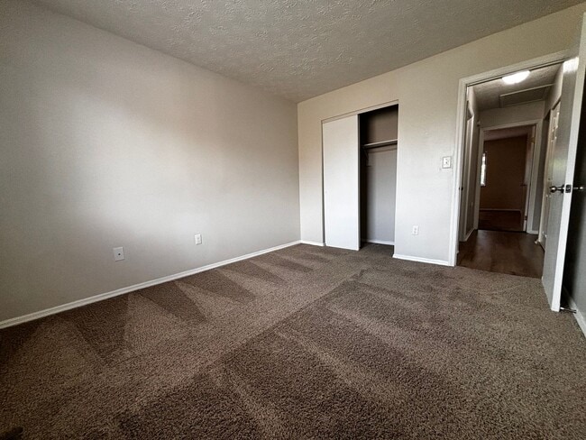 Building Photo - 2 Bed 1.5 bath Condo with Carport
