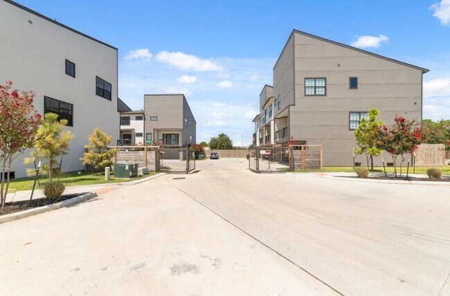 Building Photo - 11926 S Hoa Sen Cir