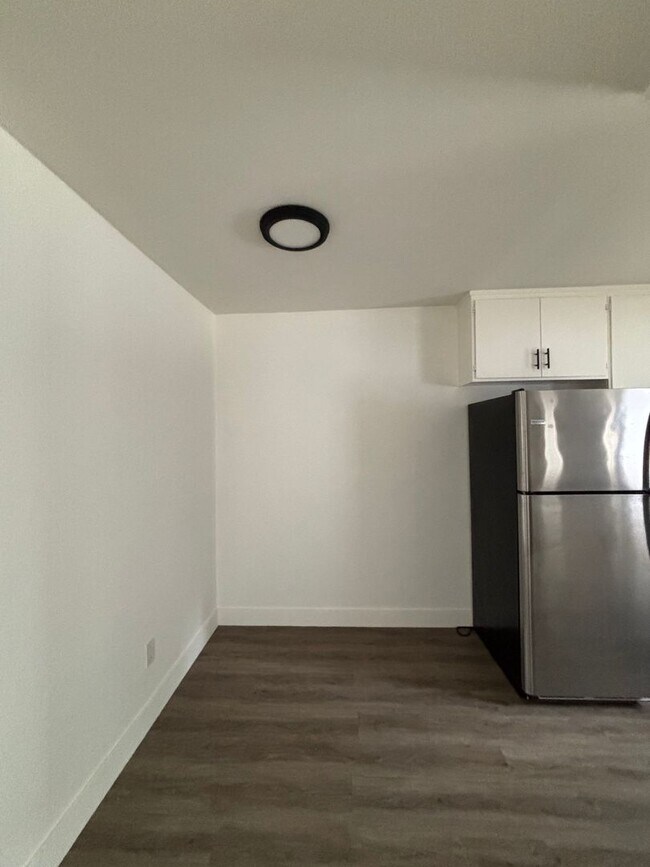 Building Photo - One-Bedroom Torrance Apartment with Stainl...