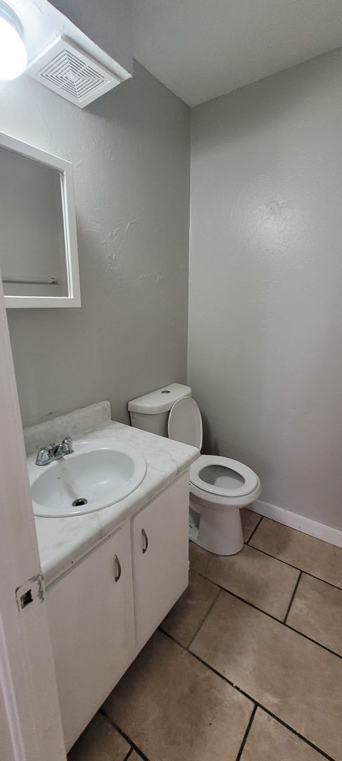 Building Photo - 2 Bedroom, 1.5 Bathroom 1st Floor Condo wi...