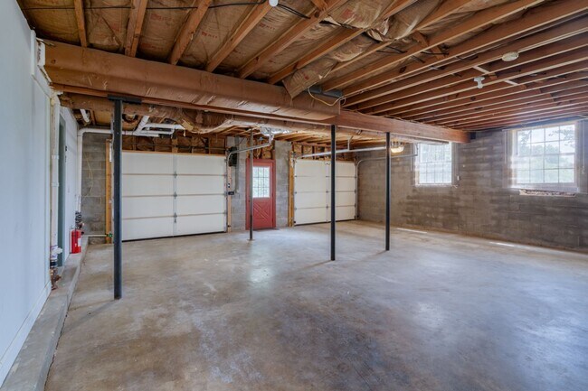 Building Photo - Single Family Home on almost an acre, 4 be...