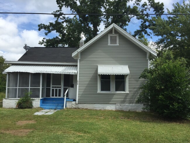 Building Photo - **UPCOMING**4 bedroom / 2 bathroom Home fo...