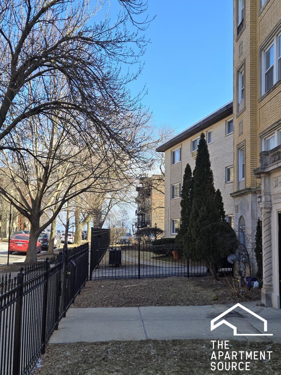 Building Photo - 1333 W Birchwood Ave