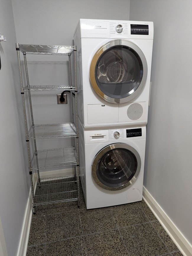 Building Photo - Spacious 1 Bedroom 1.5 Bathroom Downtown Condo