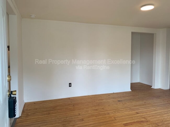 Building Photo - 410 W Watson St