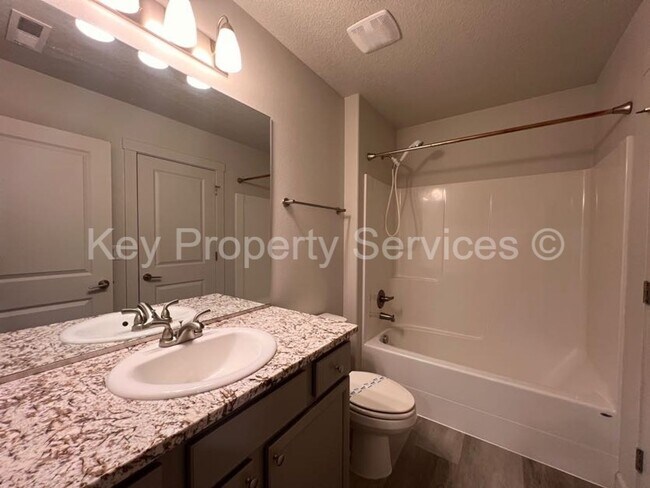 Building Photo - Woodland Townhome Just Minutes from i5