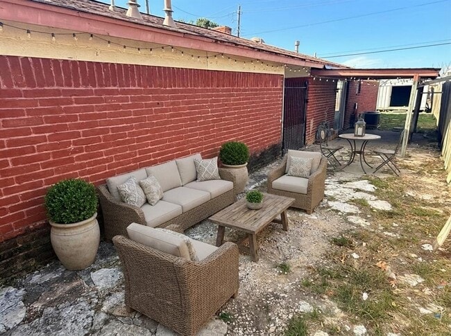 Building Photo - 9906 Randall Dr