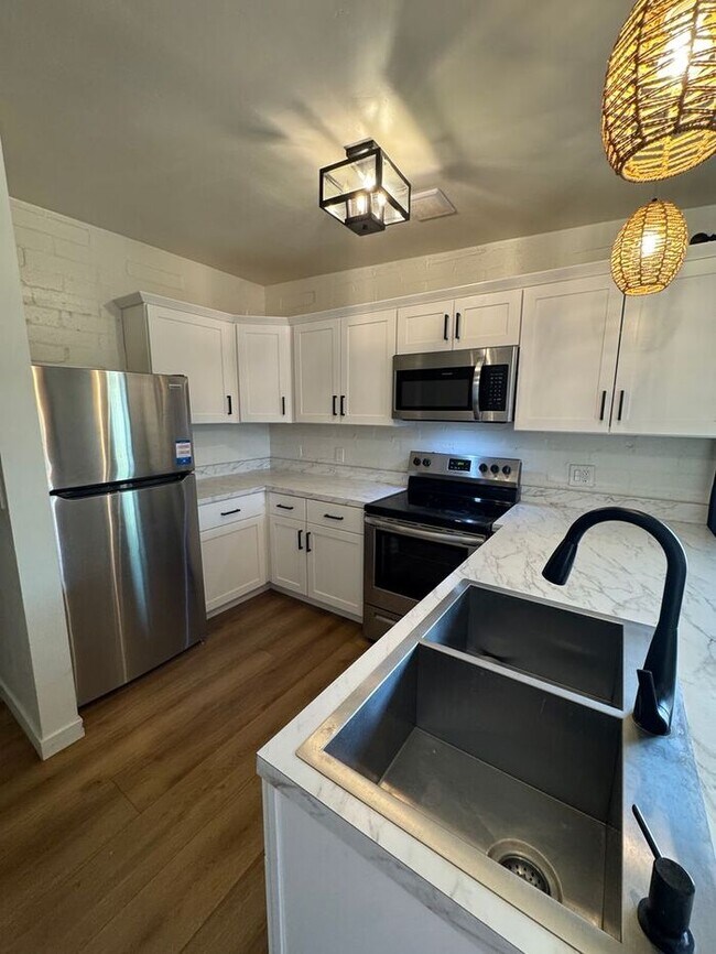 Building Photo - 205 W 25th St