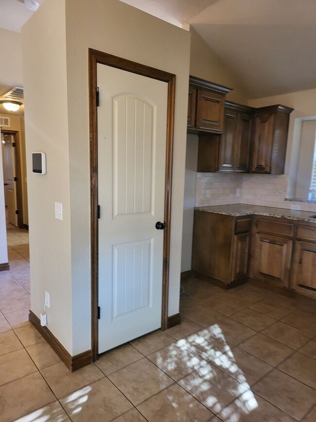 Building Photo - ?Gorgeous Home in the Valencia Neighborhoo...