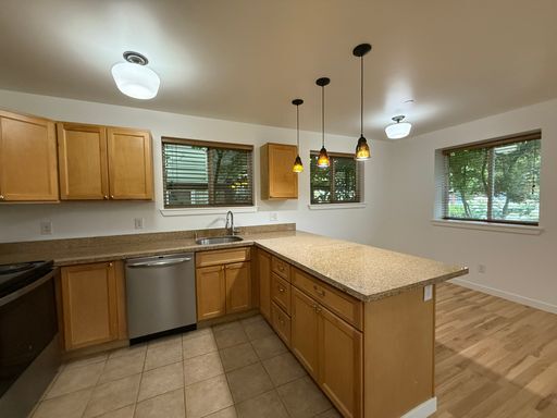 Building Photo - Beautiful 1 Bedroom Columbia City Apartmen...