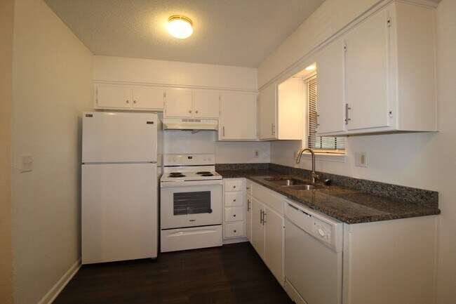 Building Photo - 115 N Saxony Dr