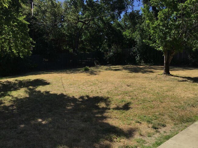 Building Photo - Three bedroom home in Fair Oaks