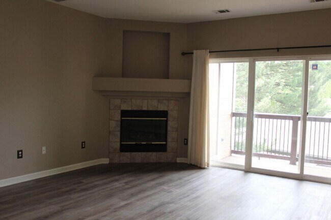 Building Photo - Charming 2 BR/2 BA Condo located in Little...