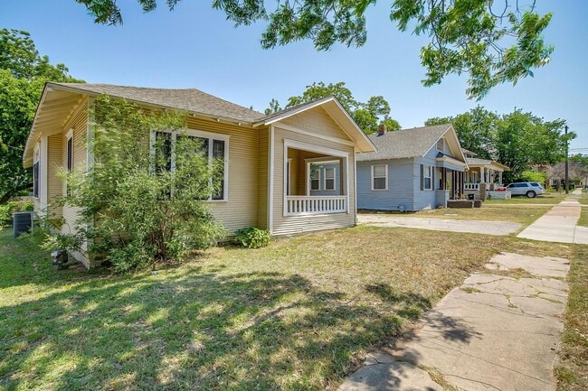 Building Photo - Large 4 Bed, 2 Bath in the heart of Histor...