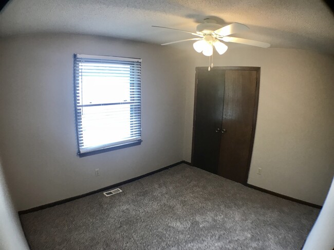 Building Photo - {1423} Olathe Townhome + 3Bed/2.5Bath + Fe...
