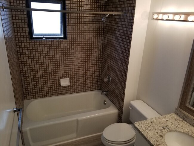 Building Photo - 2 bedroom, 2 bathroom, 2 parking @ Franklin Towers!!
