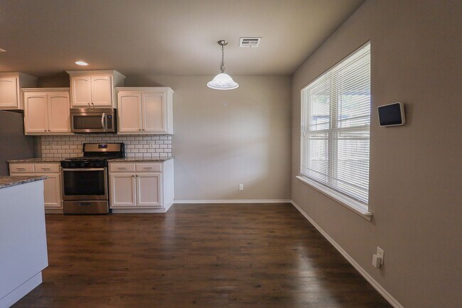 Building Photo - 3 Bed | 2 Bath in Broken Arrow!