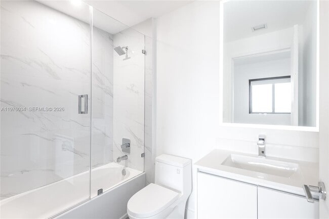 Building Photo - 700 NE 24th St