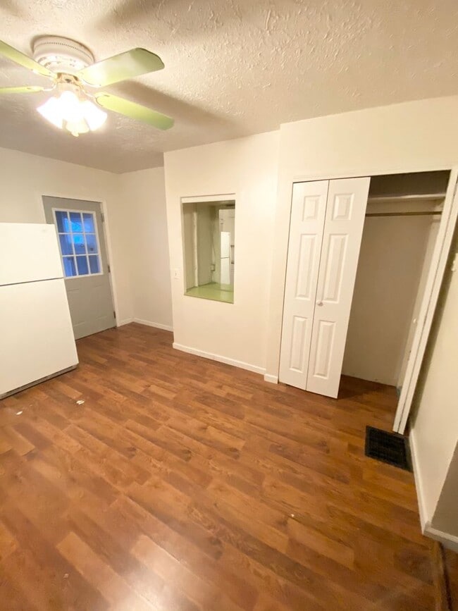 Building Photo - Great 2 Bedroom, 1 Bathroom in McKees Rock...
