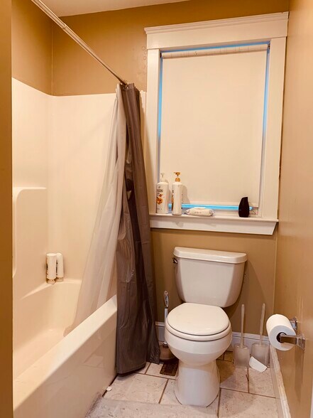 Building Photo - 27 Iroquois St