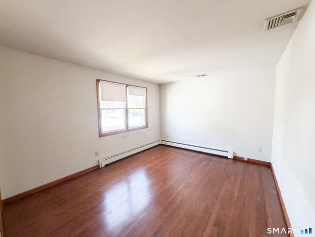 Building Photo - 732 Tunxis Hill Rd