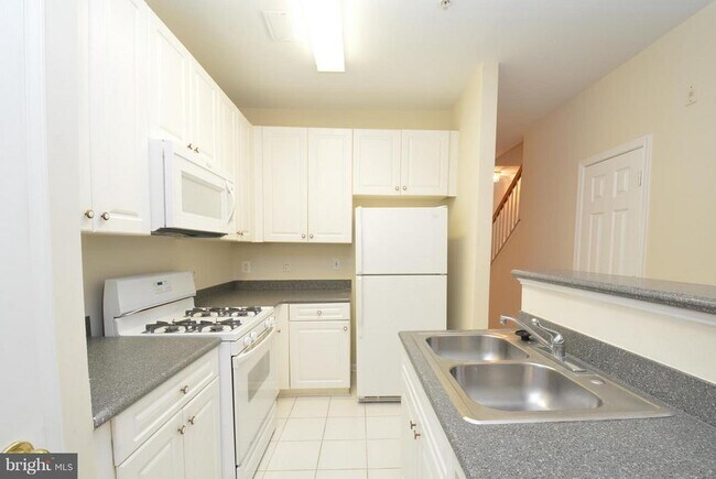 Building Photo - 2665 Manhattan Pl