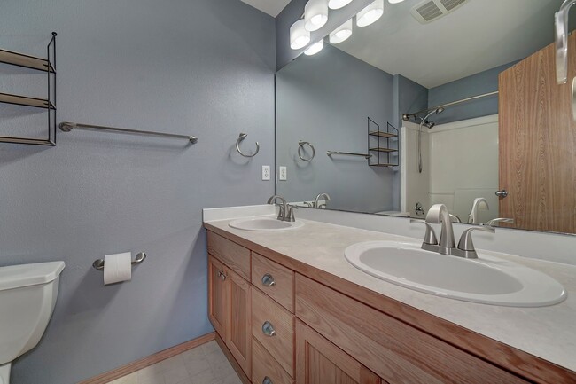 Building Photo - Spacious 3 bedroom townhome close to CK sc...
