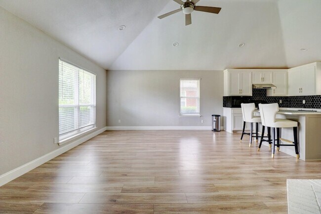 Building Photo - 1321 Clover Dr