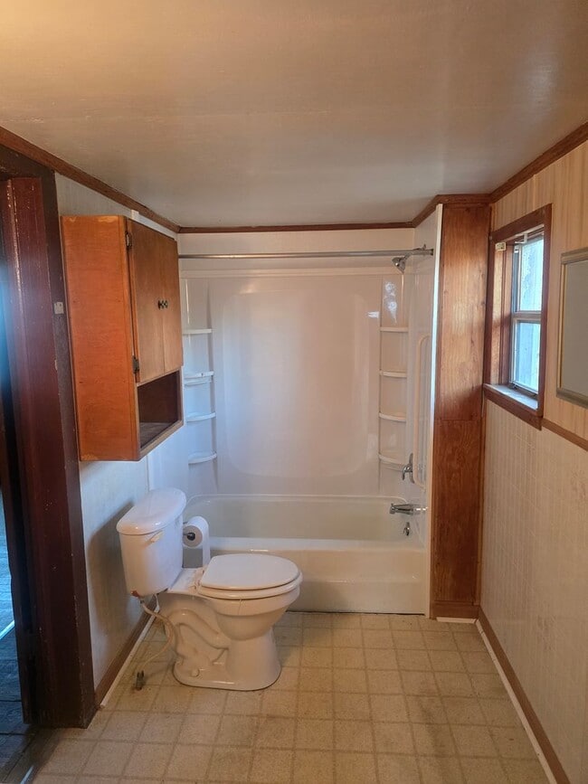 Building Photo - Charming and affordable