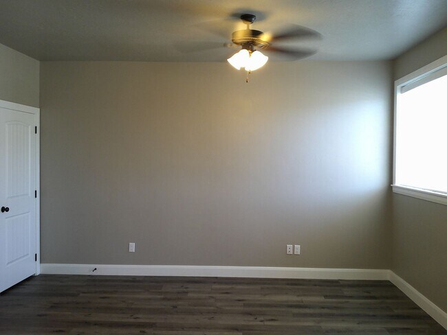 Building Photo - **Move-In Discount** 3 Bed 2.5 Bath -Newer...