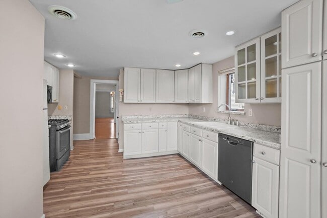 Building Photo - 217 S Cross St