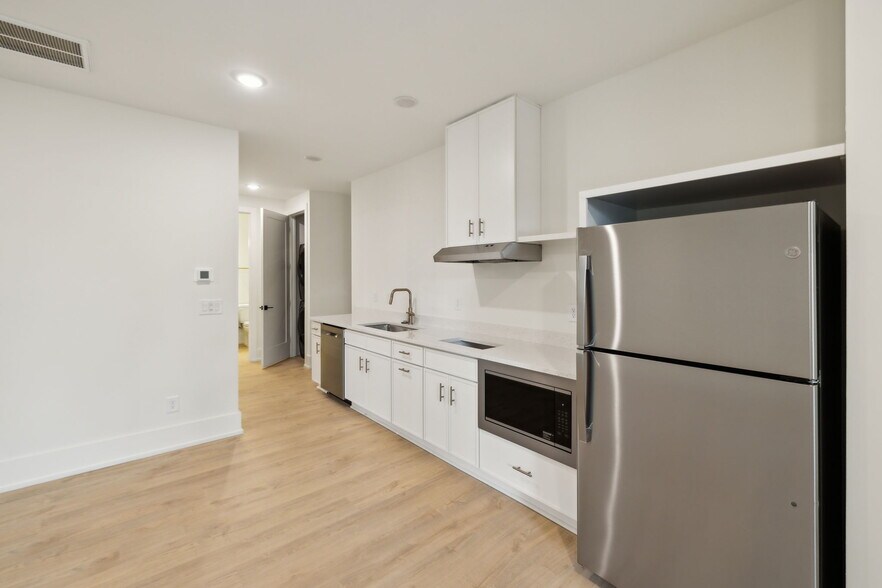 Building Photo - 2804 W Kirkwood Ave