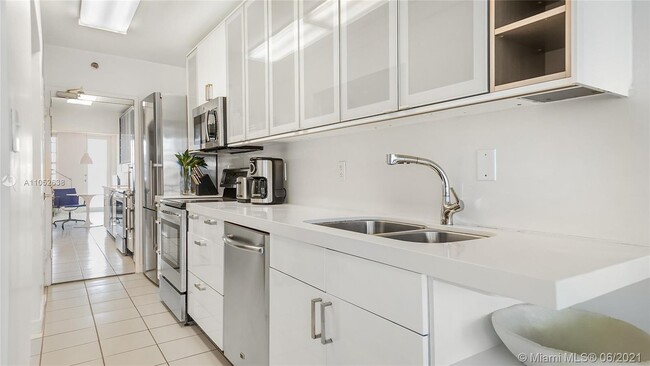 Building Photo - 100 Lincoln Rd