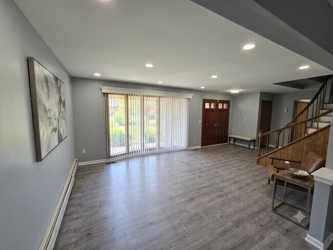 Building Photo - 14443 Lakeshore Dr