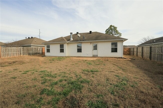 Building Photo - 900 SW River Rock St