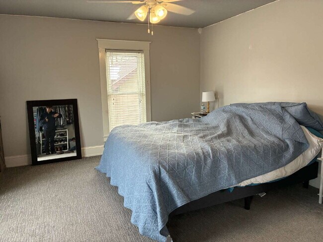 Building Photo - Beautiful 4+ Bedroom,1.5 Bathroom Home - Available June 1st