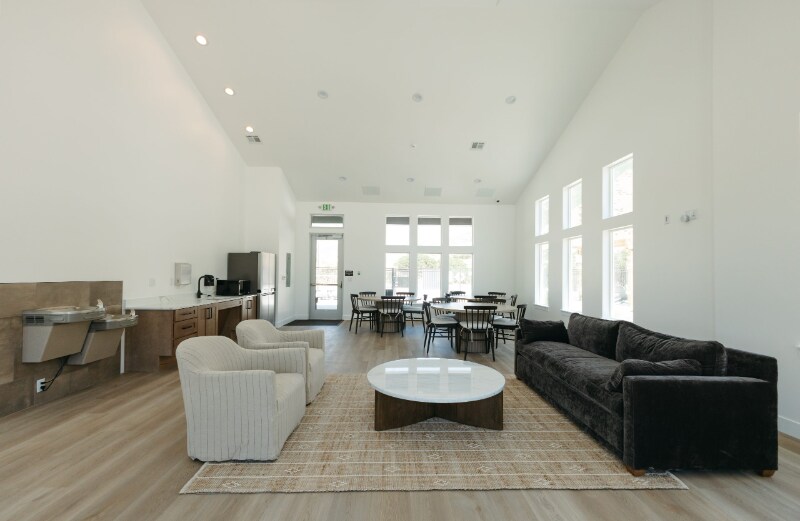 Building Photo - 409 4900