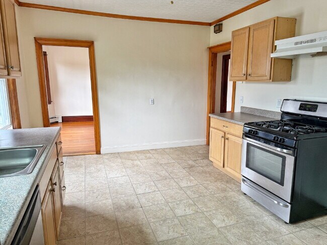 Building Photo - Spacious 2 Bedroom, 1 bath in prime Quincy location!