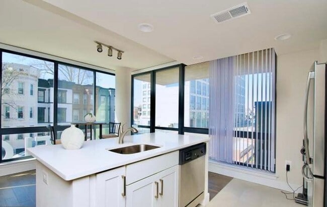 Building Photo - 2 Bedroom 2 Bathroom Modern Condo at The Lexicon, NoMa Neighborhood, Modern Appliances, Covered P...