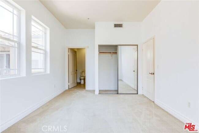 Building Photo - 917 S New Hampshire Ave