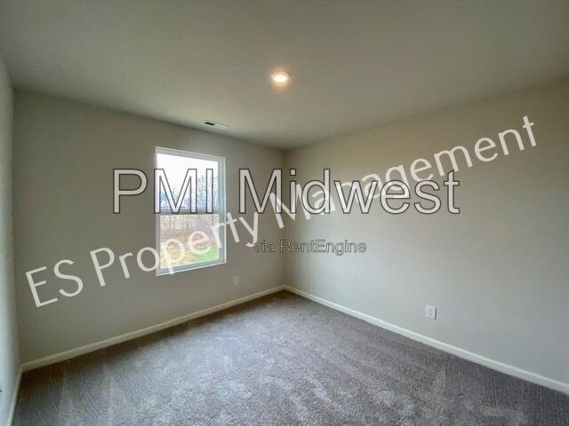 Building Photo - 2608 W Kings Cyn Dr