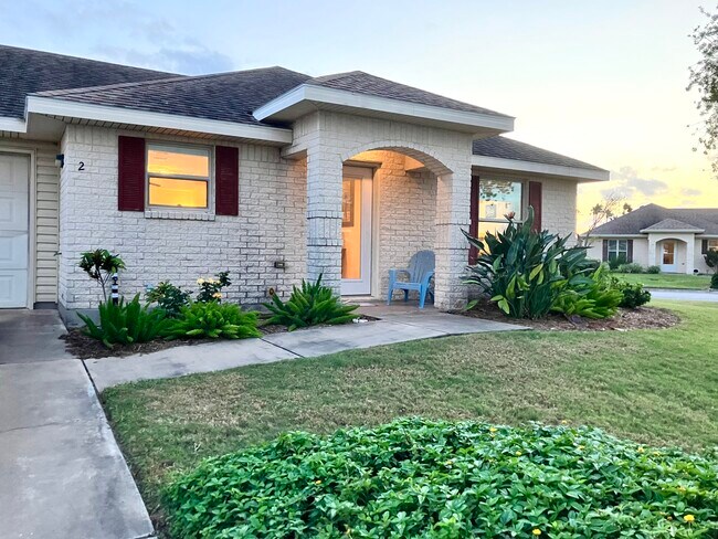 Building Photo - 2 S Bay Hill Dr