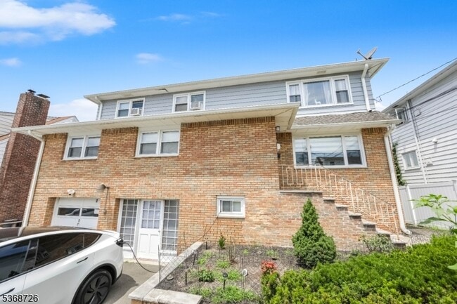 Primary Photo - 70 Maple Ave