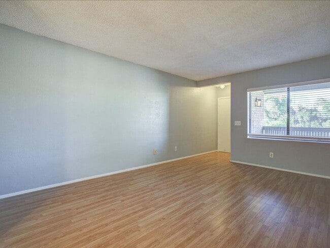 Building Photo - 2 Bedroom 2 Bathroom Retreat with Community Pool & Spa!