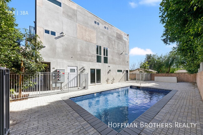 Building Photo - 13621 N Fellows Ave