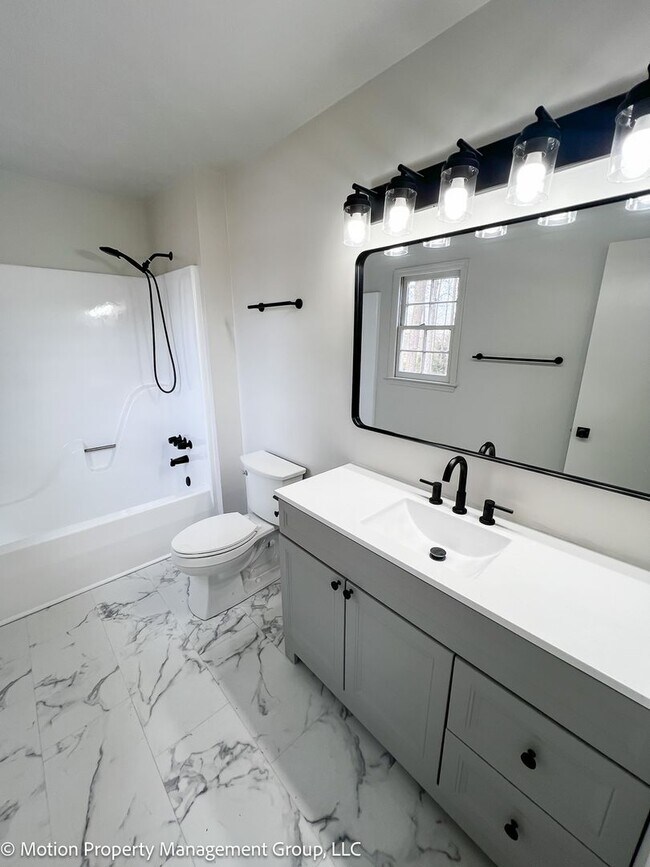 Building Photo - 1330 Hillcrest Dr